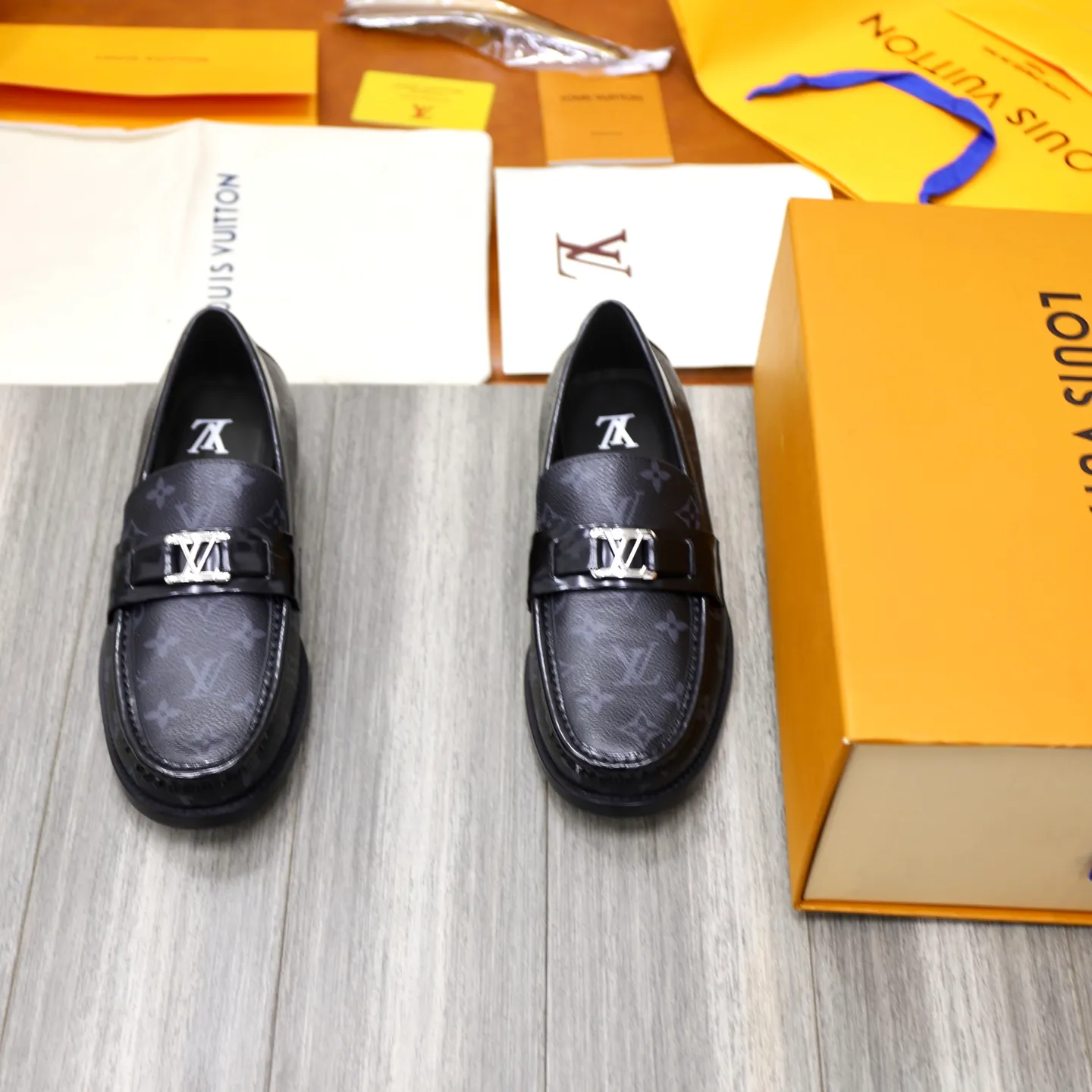 Men's Men's Shoes💰💰920LV Louis Vuitton Slip-on Loafers, top quality products from Guangzhou, ready for sale! This LV Glove loafer is made of selected soft cowhide, with a slightly wrinkled leather surface and a very high-end texture. Each pair is unique. The leather surface is light and soft, with a fine texture and good luster. It is a classic loafer style, with exquisite handmade mark stitching on the toe, and a square toe configuration to highlight the classic style. The horizontal band has hot-printed LV three-dimensional letters, semi-solid handcrafts and a genuine leather outsole, and a rubber patch on the heel to create wear-resistant performance and comfort. One of the must-have loafers for men! Comes with full original packaging! Code number: 38-39-40-41-42-43-44 (38, 45, 46 customized) standard leather shoe code